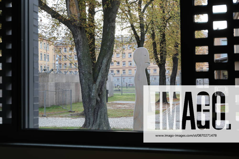Die Niederlassung Bautzen des Staatsbetriebes Sächsisches Immobilien- und Baumanagement (SIB) hat heute den Neubau der Anstaltsküche in der Justizvollzugsanstalt Bautzen feierlich übergeben. Die bisherige Anstaltsküche war technisch veraltet und genügte nicht mehr den heutigen Anforderungen. Seit 2022 entstand ein moderner dreistöckiger Neubau mit rund 1.400 Quadratmetern Nutzfläche. Er ermöglicht optimale Arbeitsabläufe für Gefangene und Bedienstete bei der Essenszubereitung. Bautzen