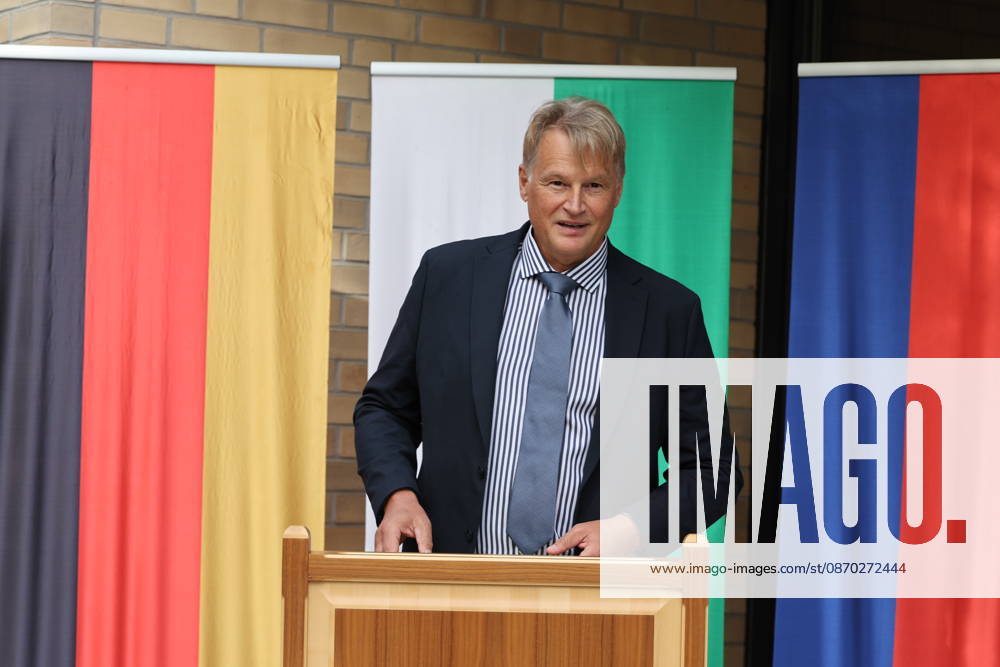 Oliver Schmidt, Leitender Regierungsdirektor und Anstaltsleiter der JVA Bautzen. Die Niederlassung Bautzen des Staatsbetriebes Sächsisches Immobilien- und Baumanagement (SIB) hat heute den Neubau der Anstaltsküche in der Justizvollzugsanstalt Bautzen feierlich übergeben. Die bisherige Anstaltsküche war technisch veraltet und genügte nicht mehr den heutigen Anforderungen. Seit 2022 entstand ein moderner dreistöckiger Neubau mit rund 1.400 Quadratmetern Nutzfläche. Er ermöglicht optimale Arbeitsabläufe für Gefangene und Bedienstete bei der Essenszubereitung. Bautzen