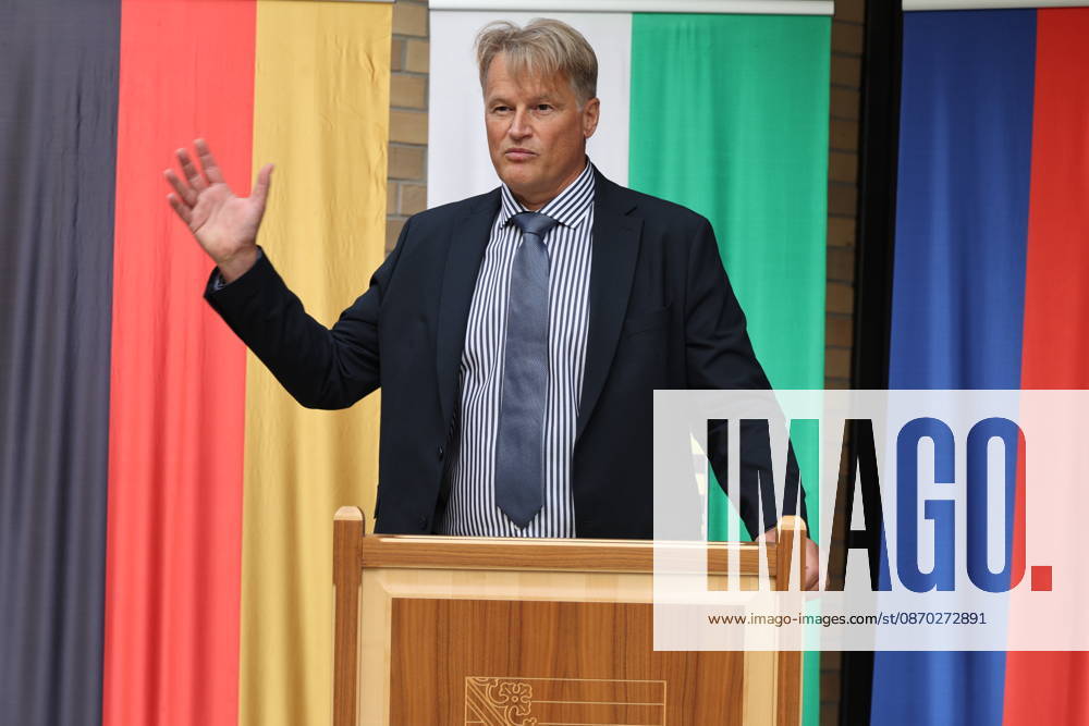 Oliver Schmidt, Leitender Regierungsdirektor und Anstaltsleiter der JVA Bautzen. Die Niederlassung Bautzen des Staatsbetriebes Sächsisches Immobilien- und Baumanagement (SIB) hat heute den Neubau der Anstaltsküche in der Justizvollzugsanstalt Bautzen feierlich übergeben. Die bisherige Anstaltsküche war technisch veraltet und genügte nicht mehr den heutigen Anforderungen. Seit 2022 entstand ein moderner dreistöckiger Neubau mit rund 1.400 Quadratmetern Nutzfläche. Er ermöglicht optimale Arbeitsabläufe für Gefangene und Bedienstete bei der Essenszubereitung. Bautzen