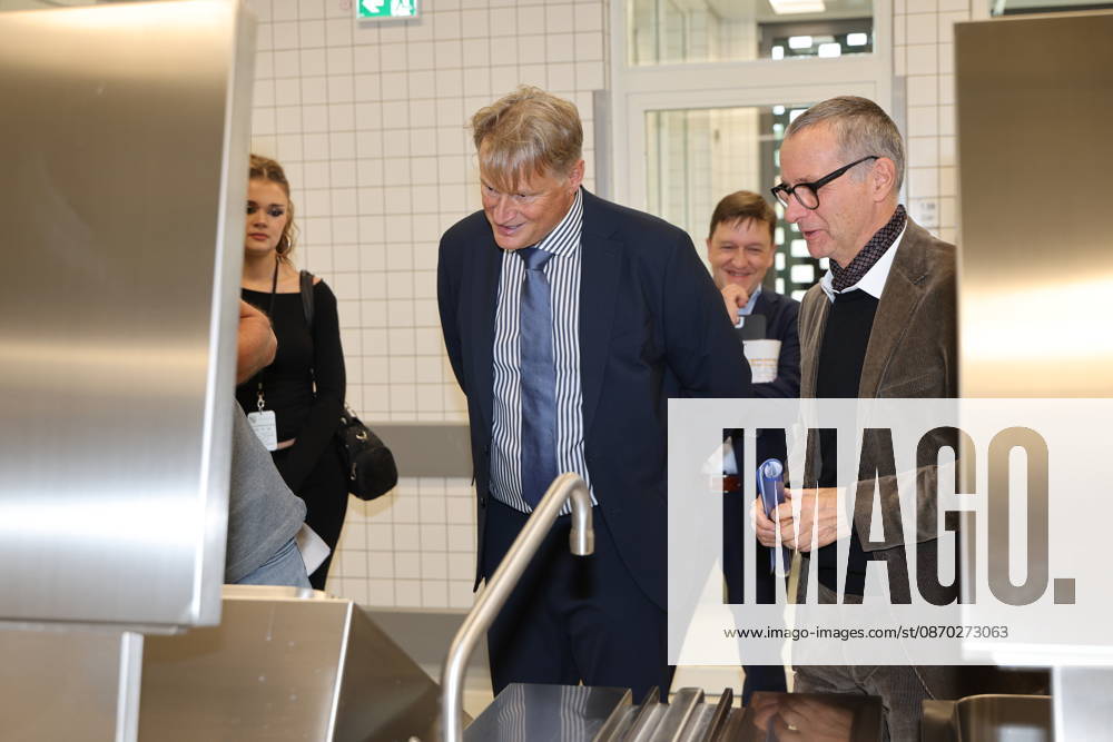 Oliver Schmidt, Leitender Regierungsdirektor und Anstaltsleiter der JVA Bautzen. Die Niederlassung Bautzen des Staatsbetriebes Sächsisches Immobilien- und Baumanagement (SIB) hat heute den Neubau der Anstaltsküche in der Justizvollzugsanstalt Bautzen feierlich übergeben. Die bisherige Anstaltsküche war technisch veraltet und genügte nicht mehr den heutigen Anforderungen. Seit 2022 entstand ein moderner dreistöckiger Neubau mit rund 1.400 Quadratmetern Nutzfläche. Er ermöglicht optimale Arbeitsabläufe für Gefangene und Bedienstete bei der Essenszubereitung. Bautzen