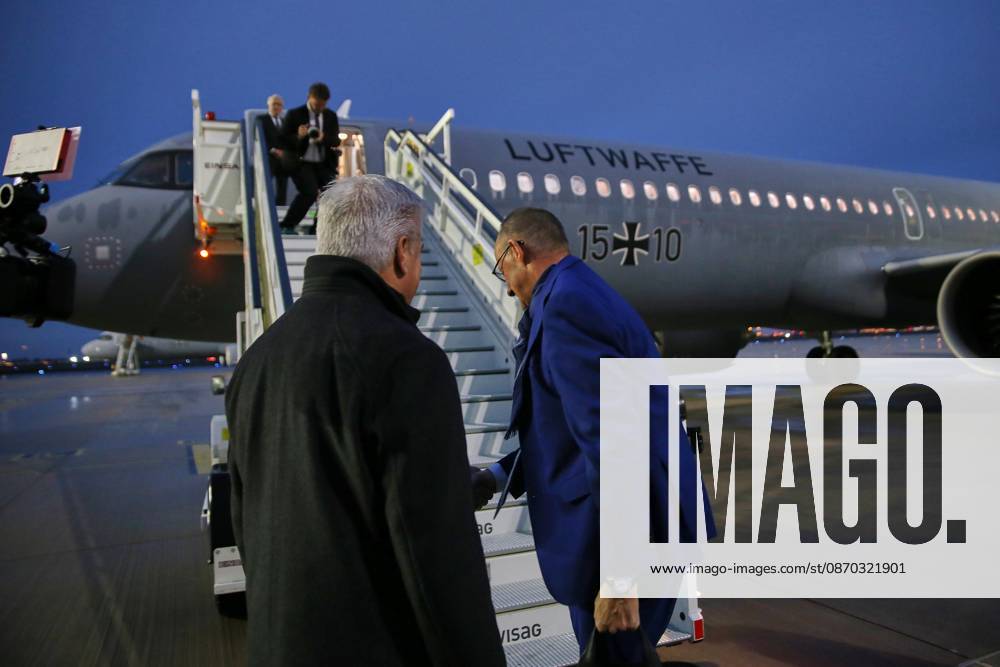 Schönefeld bei Berlin, Brandenburg, Deutschland, 22.10.2026: Flughafen BER: Auslandsreise des Kanzlers nach Montenegro: Bundeskanzler Friedrich Merz (CDU) kommt auf dem Rollfeld an und steigt beim Abflug in ein Flugzeug der Flugbereitschaft.