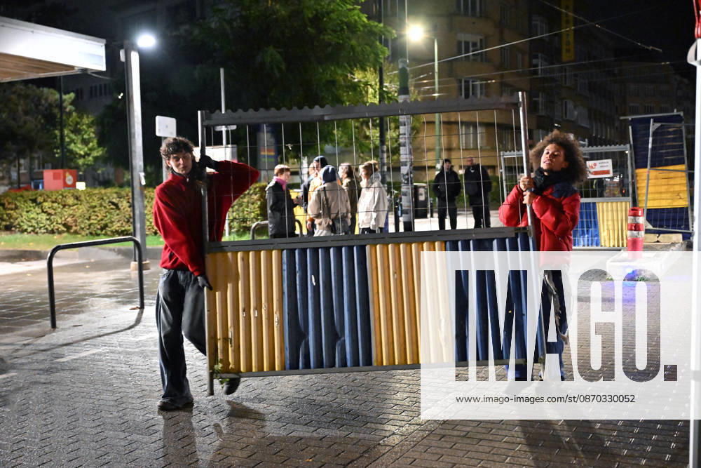 Students blocked the ULB campus in Brussels BRUSSELS, BELGIUM - OCTOBER 22: Students at the Universite Libre de Bruxelles (ULB) Solbosch Campus erect barricades and hang protest banners blocking campus entrances in Brussels, Belgium on Wednesday, October 22, 2026. Demonstrators assembled to protest planned tuition fee increases and budget cuts targeting higher education funding across the Wallonia-Brussels Federation. Dursun Aydemir Anadolu Brussels Belgium. Editorial use only. Please get in touch for any other usage.