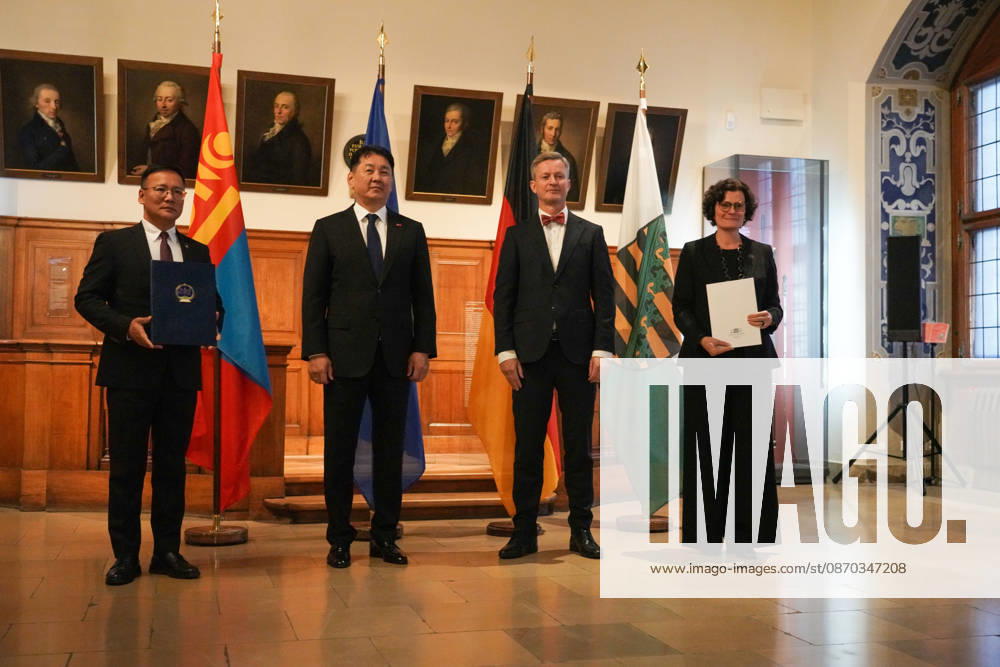 Leipzig - Mongolischer Staatspräsident in Sachsen Staatsbesuch mit Empfang am Alten Rathaus und Besuch der Universität Der mongolische Staatspräsident Ukhnaa Khurelsukh besucht am Donnerstag im Rahmen seines Staatsbesuchs in Deutschland die sächsische Stadt Leipzig. Gegen 10 Uhr wurde das Staatsoberhaupt am Alten Rathaus vom Chef der Sächsischen Staatskanzlei, Dr. Andreas Handschuh, sowie Leipzigs Erstem Bürgermeister Torsten Bonew empfangen. Für die Ankunft war bei entsprechender Witterung eine Kradeskorte vorgesehen. Im Anschluss stehen Eintragungen in das Gästebuch des Freistaates Sachsen und das Goldene Buch der Stadt Leipzig sowie der Austausch von Kooperationsverträgen zwischen sächsischen und mongolischen Hochschulen au