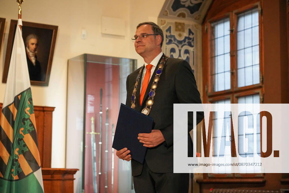 Leipzig - Mongolischer Staatspräsident in Sachsen Staatsbesuch mit Empfang am Alten Rathaus und Besuch der Universität Der mongolische Staatspräsident Ukhnaa Khurelsukh besucht am Donnerstag im Rahmen seines Staatsbesuchs in Deutschland die sächsische Stadt Leipzig. Gegen 10 Uhr wurde das Staatsoberhaupt am Alten Rathaus vom Chef der Sächsischen Staatskanzlei, Dr. Andreas Handschuh, sowie Leipzigs Erstem Bürgermeister Torsten Bonew empfangen. Für die Ankunft war bei entsprechender Witterung eine Kradeskorte vorgesehen. Im Anschluss stehen Eintragungen in das Gästebuch des Freistaates Sachsen und das Goldene Buch der Stadt Leipzig sowie der Austausch von Kooperationsverträgen zwischen sächsischen und mongolischen Hochschulen au