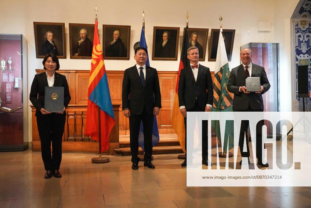 Leipzig - Mongolischer Staatspräsident in Sachsen Staatsbesuch mit Empfang am Alten Rathaus und Besuch der Universität Der mongolische Staatspräsident Ukhnaa Khurelsukh besucht am Donnerstag im Rahmen seines Staatsbesuchs in Deutschland die sächsische Stadt Leipzig. Gegen 10 Uhr wurde das Staatsoberhaupt am Alten Rathaus vom Chef der Sächsischen Staatskanzlei, Dr. Andreas Handschuh, sowie Leipzigs Erstem Bürgermeister Torsten Bonew empfangen. Für die Ankunft war bei entsprechender Witterung eine Kradeskorte vorgesehen. Im Anschluss stehen Eintragungen in das Gästebuch des Freistaates Sachsen und das Goldene Buch der Stadt Leipzig sowie der Austausch von Kooperationsverträgen zwischen sächsischen und mongolischen Hochschulen au