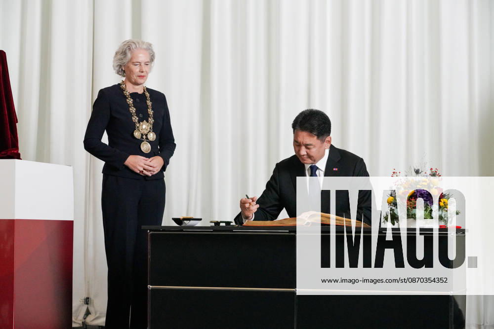 Leipzig - Mongolischer Staatspräsident in Sachsen Staatsbesuch mit Empfang am Alten Rathaus und Besuch der Universität Der mongolische Staatspräsident Ukhnaa Khurelsukh besucht am Donnerstag im Rahmen seines Staatsbesuchs in Deutschland die sächsische Stadt Leipzig. Gegen 10 Uhr wurde das Staatsoberhaupt am Alten Rathaus vom Chef der Sächsischen Staatskanzlei, Dr. Andreas Handschuh, sowie Leipzigs Erstem Bürgermeister Torsten Bonew empfangen. Für die Ankunft war bei entsprechender Witterung eine Kradeskorte vorgesehen. Im Anschluss stehen Eintragungen in das Gästebuch des Freistaates Sachsen und das Goldene Buch der Stadt Leipzig sowie der Austausch von Kooperationsverträgen zwischen sächsischen und mongolischen Hochschulen au