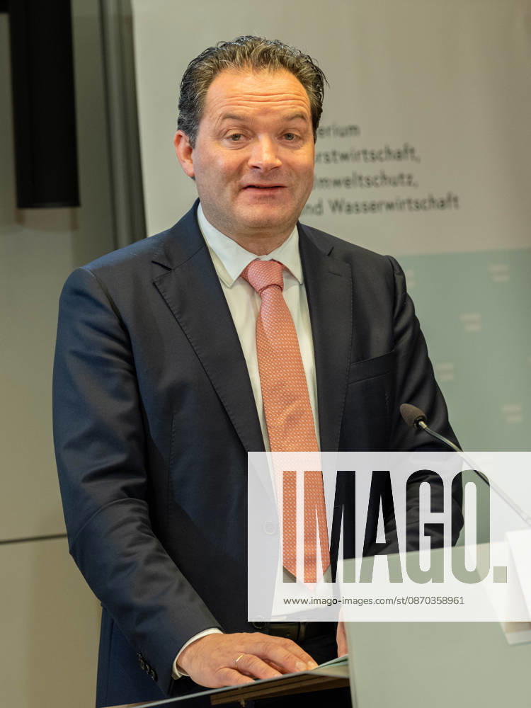 2026-10-22-Präsentation im BMLUK Bundesminister für Land- und Forstwirtschaft, Klima- und Umweltschutz, Regionen und Wasserwirtschaft Norbert Totschnig (ÖVP) am 22. Oktober 2026 bei der Präsentation einer Studie zu Lebensqualität in Gemeinden und Perspektiven für lebendige Regionen im Bundesministerium für Land- und Forstwirtschaft, Klima- und Umweltschutz, Regionen und Wasserwirtschaft in Wien, Wien, Österreich .