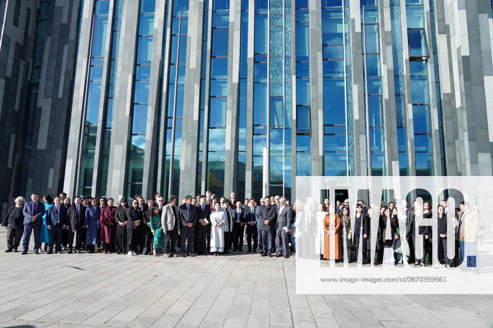 Leipzig - Mongolischer Staatspräsident in Sachsen Staatsbesuch mit Empfang am Alten Rathaus und Besuch der Universität Der mongolische Staatspräsident Ukhnaa Khurelsukh besucht am Donnerstag im Rahmen seines Staatsbesuchs in Deutschland die sächsische Stadt Leipzig. Gegen 10 Uhr wurde das Staatsoberhaupt am Alten Rathaus vom Chef der Sächsischen Staatskanzlei, Dr. Andreas Handschuh, sowie Leipzigs Erstem Bürgermeister Torsten Bonew empfangen. Für die Ankunft war bei entsprechender Witterung eine Kradeskorte vorgesehen. Im Anschluss stehen Eintragungen in das Gästebuch des Freistaates Sachsen und das Goldene Buch der Stadt Leipzig sowie der Austausch von Kooperationsverträgen zwischen sächsischen und mongolischen Hochschulen au