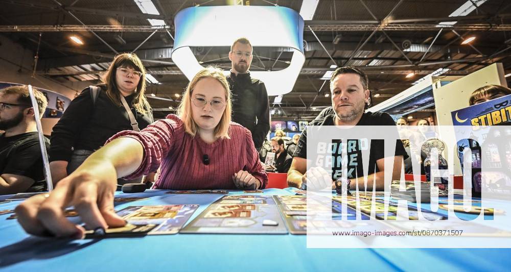 Redakteurin Kirsten Gnoht spielt das Spiel Stibitzt am Donnerstag, dem 10 22 2026. Erster Tag der Spielemesse Essen. Die SPIEL Essen findet vom 22. bis 25. Oktober 2026 auf dem Gelände der Messe Essen statt Deutschland NRW Essen