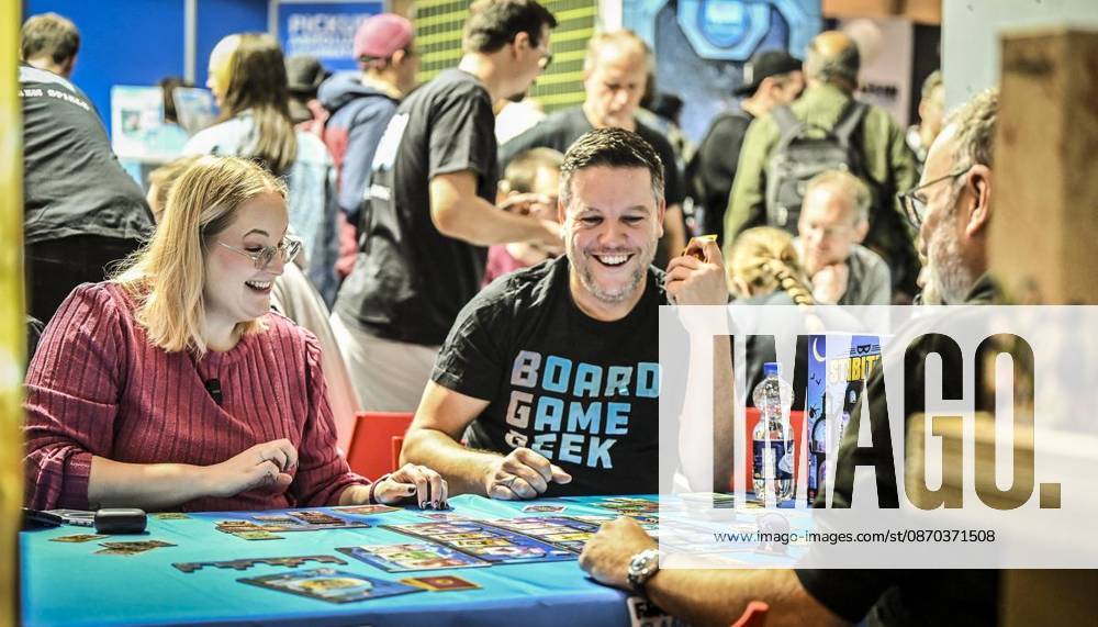 Redakteurin Kirsten Gnoht spielt das Spiel Stibitzt am Donnerstag, dem 10 22 2026. Erster Tag der Spielemesse Essen. Die SPIEL Essen findet vom 22. bis 25. Oktober 2026 auf dem Gelände der Messe Essen statt Deutschland NRW Essen