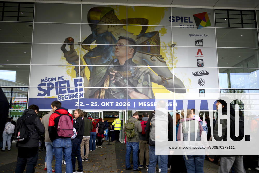 Besucher warten vor dem Eingang Ost, Ansturm, dahinter das Moto der SPIEL 26, am 22.10.2026 Messe SPIEL Essen vom 22.10 - 25.10.2026 in E s s e n Deutschland. Grugahalle