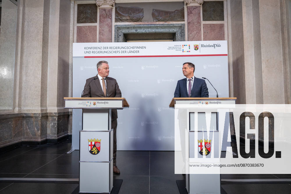 Abschlusspressekonferenz - Gordon Schnieder, Ministerpräsident Rheinland-Pfalz, mit Olaf Lies, Ministerpräsident Niedersachsen (von links);Konferenz der Regierungschefs der Länder Ministerpräsidentenkonferenz MPK in Berlin - Abschlusspresskonferenz, Berlin Berlin Deutschland Bundesratsgebäude