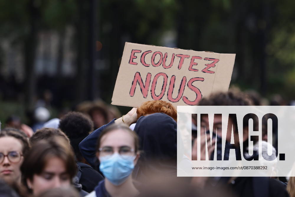 Students gather outside Pitie-Salpetriere hospital in Paris PARIS, FRANCE - OCTOBER 22: Students and protesters gather outside the Pitie-Salpetriere hospital in Paris, France, on October 22, 2026, during a demonstration called by student and high school organisations amid ongoing social and political tensions in France. The demonstration had been banned by the Paris police prefecture. Ibrahim Ezzat Anadolu Paris France. Editorial use only. Please get in touch for any other usage.