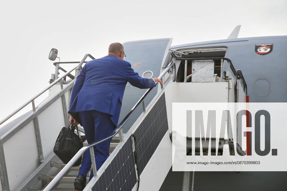 Tivat, Montenegro, 22.10.2026: Flughafen Tivat: Auslandsreise des Kanzlers zum Berlin Prozess -Gipfel: Bundeskanzler Friedrich Merz (CDU) steigt nach dem Gipfel in das Flugzeug der Flugbereitschaft.