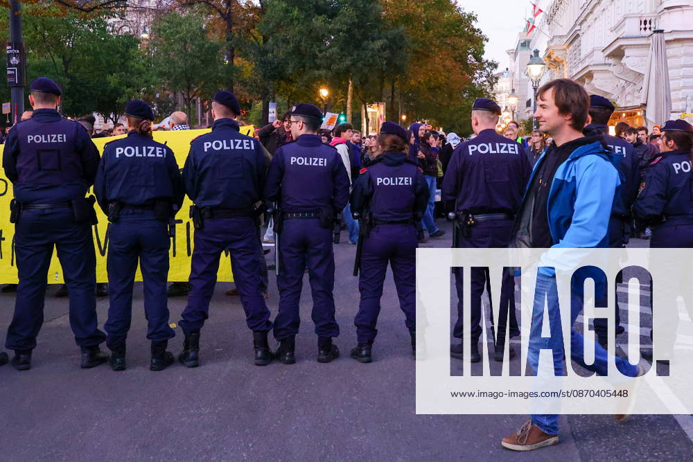 AUSTRIA, VIENNA - OCTOBER 22, 2026: Police officers line up in a street during a protest against the underfunding of public universities in Austria. Arne Svenson TASS 99775416