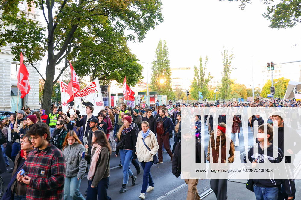 AUSTRIA, VIENNA - OCTOBER 22, 2026: People take to the streets of Vienna to protest against the underfunding of public universities Vienna Austria - ZUMAt113 20261022_zaa_t113_660