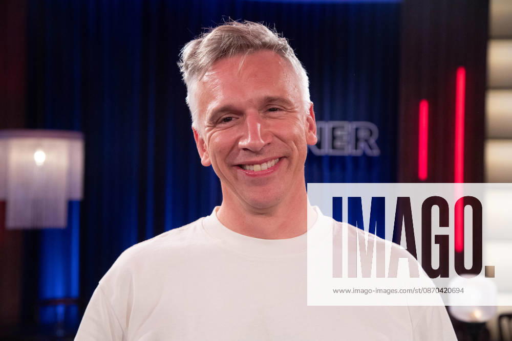 Bastian Basti CAMPMANN, Saenger der Band Casalla, Portraet, Porträt, Portrait, Angeschnittenes Einzelbild, Einzelmotiv, zu Gast in der Sendung ,,Koelner Treff,, im WDR Fernsehen