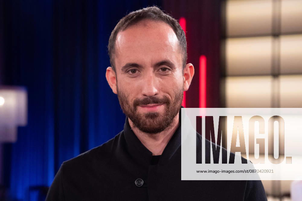 Igor LEVIT, Pianist, Musiker, Portraet, Porträt, Portrait, Angeschnittenes Einzelbild, Einzelmotiv, zu Gast in der Sendung ,,Koelner Treff,, im WDR Fernsehen