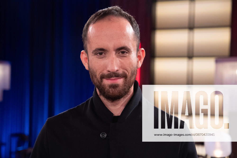 Igor LEVIT, Pianist, Musiker, Portraet, Porträt, Portrait, Angeschnittenes Einzelbild, Einzelmotiv, zu Gast in der Sendung ,,Koelner Treff,, im WDR Fernsehen