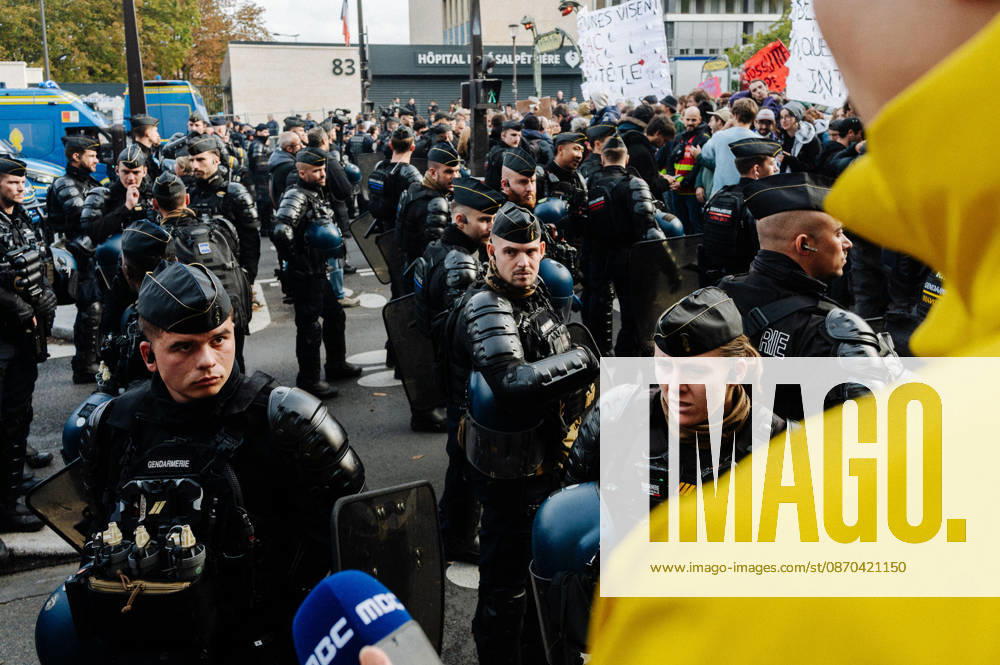 On Thursday, October 22, 2026, the high school and student protest planned in Paris, starting from the Pitià -Salpêtriere hospital (13th arrondissement), is finally being held as a static gathering. Banned on Wednesday by the Police Prefecture and then authorized by the administrative court, it saw a new prefectural decree cancel the march toward Place de la Bastille. Hundreds of protesters are gathered in front of the hospital, while several metro stations (Place d Italie, Austerlitz, Bastille) have remained closed since 10 a.m. - 22 10 2026 - France Paris Paris - JanxSchmidt-Whitley LexPictorium LePictorium_0344754