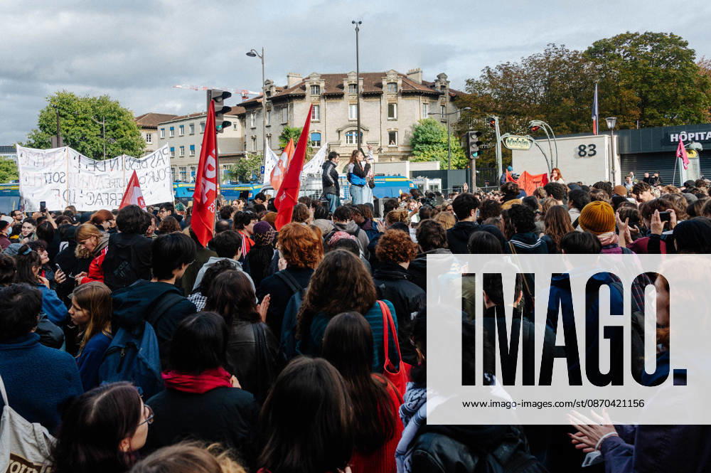 On Thursday, October 22, 2026, the high school and student protest planned in Paris, starting from the Pitià -Salpêtriere hospital (13th arrondissement), is finally being held as a static gathering. Banned on Wednesday by the Police Prefecture and then authorized by the administrative court, it saw a new prefectural decree cancel the march toward Place de la Bastille. Hundreds of protesters are gathered in front of the hospital, while several metro stations (Place d Italie, Austerlitz, Bastille) have remained closed since 10 a.m. - 22 10 2026 - France Paris Paris - JanxSchmidt-Whitley LexPictorium LePictorium_0344756