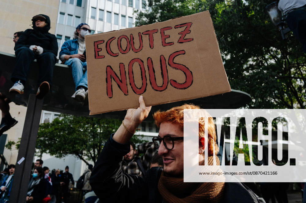 On Thursday, October 22, 2026, the high school and student protest planned in Paris, starting from the Pitià -Salpêtriere hospital (13th arrondissement), is finally being held as a static gathering. Banned on Wednesday by the Police Prefecture and then authorized by the administrative court, it saw a new prefectural decree cancel the march toward Place de la Bastille. Hundreds of protesters are gathered in front of the hospital, while several metro stations (Place d Italie, Austerlitz, Bastille) have remained closed since 10 a.m. - 22 10 2026 - France Paris Paris - JanxSchmidt-Whitley LexPictorium LePictorium_0344759