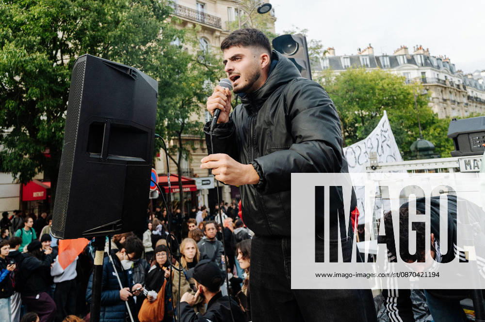 On Thursday, October 22, 2026, the high school and student protest planned in Paris, starting from the Pitià -Salpêtriere hospital (13th arrondissement), is finally being held as a static gathering. Banned on Wednesday by the Police Prefecture and then authorized by the administrative court, it saw a new prefectural decree cancel the march toward Place de la Bastille. Hundreds of protesters are gathered in front of the hospital, while several metro stations (Place d Italie, Austerlitz, Bastille) have remained closed since 10 a.m. - 22 10 2026 - France Paris Paris - JanxSchmidt-Whitley LexPictorium LePictorium_0344771