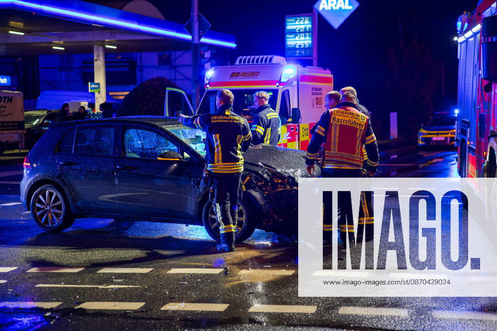 Streifenwagen und VW Golf kollidieren zwei Personen leicht verletzt Am 22.10.2026 kam es gegen 21:05 Uhr in Rüsselsheim am Main im Kreuzungsbereich Rugbyring und Friedrich-Ebert-Straße zu einem Unfall zwischen einem im Einsatz befindlichen Streifenwagen und einem VW Golf. Der VW krachte seitlich in das Polizeifahrzeug. Beide Fahrzeuge erlitten erheblichen Schaden. Die Beifahrerin des Polizeifahrzeugs und der Fahrer des VW Golf wurden leicht verletzt und in ein Krankenhaus transportiert. Die Unfallursache muss nun genau ermittelt werden, während der Rugbyring in Richtung Frankfurt für die Unfallaufnahme voll gesperrt war. Rüsselsheim am Main Hessen Deutschland