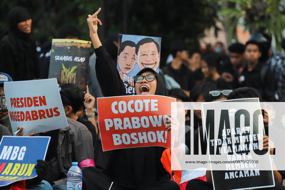 Demonstrators hold up posters during a protest in front of the Gedung Negara Grahadi in Surabaya, East Java, Indonesia, on October 22, 2026. The students demand accountability from the central and regional governments, alleging that both have failed to fulfill their political promises. Their demands include upholding civil supremacy, ending military involvement in the civil sphere, canceling the Free Nutritious Meal (MBG) program and the Red and White Village Cooperatives, and restoring the 20 percent education budget allocation as mandated by the constitution. They also request that forest and land fires (karhutla) be designated a national disaster. The protesters call for Prabowo Subianto - ZUMAp290 20261022_zip_p290_008