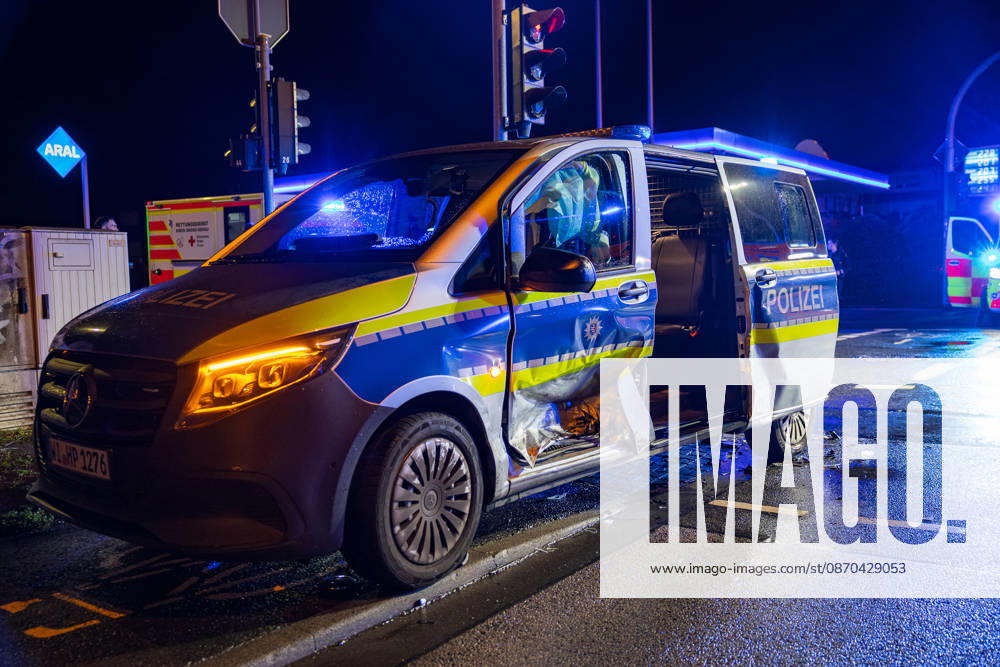 Streifenwagen und VW Golf kollidieren zwei Personen leicht verletzt Am 22.10.2026 kam es gegen 21:05 Uhr in Rüsselsheim am Main im Kreuzungsbereich Rugbyring und Friedrich-Ebert-Straße zu einem Unfall zwischen einem im Einsatz befindlichen Streifenwagen und einem VW Golf. Der VW krachte seitlich in das Polizeifahrzeug. Beide Fahrzeuge erlitten erheblichen Schaden. Die Beifahrerin des Polizeifahrzeugs und der Fahrer des VW Golf wurden leicht verletzt und in ein Krankenhaus transportiert. Die Unfallursache muss nun genau ermittelt werden, während der Rugbyring in Richtung Frankfurt für die Unfallaufnahme voll gesperrt war. Rüsselsheim am Main Hessen Deutschland