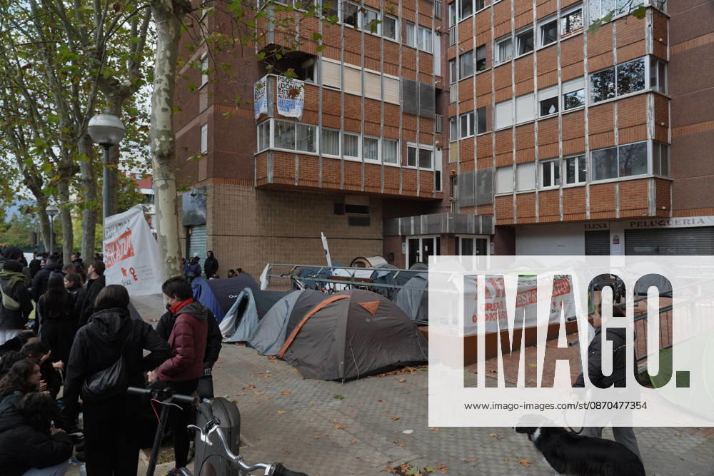 The Gasteiz Housing Union is calling for a rally to protest the eviction of a family with six minor children. Several tents set up during a rally to try to prevent an eviction, on October 23, 2026, in Vitoria-Gasteiz, Álava, Basque Country, Spain. The Gasteiz Housing Union has organized a rally to try to prevent the eviction of a family with six minor children; the reason for the eviction is the expiration of the rental agreement for the home after years of residence, amid the housing crisis and without the family having been provided with alternative housing by the authorities. OCTOBER 23, 2026 In Vitoria Gasteiz, Álava, Basque Country Vitoria Gasteiz, Álava, Basque Country Spain