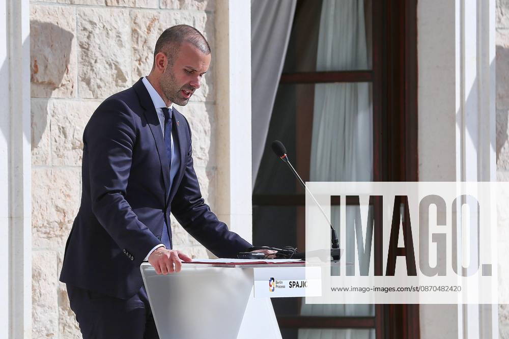 Sveti Stefan, Montenegro, 22.10.2026: Auslandsreise des Kanzlers zum Berlin Prozess -Gipfel: Pressekonferenz mit dem Premierminister von Montenegro Milojko Spajic