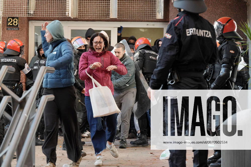 The Gasteiz Housing Union calls for a rally to protest the eviction of a family with six minor children. Ertzaintza officers intervene during a rally to try to prevent an eviction, on October 23, 2026, in Vitoria-Gasteiz, Álava, Basque Country, Spain. The Gasteiz Housing Union has organized a rally to try to prevent the eviction of a family with six minor children; the reason for the eviction is the expiration of the rental agreement for the home after years of residence, amid the housing crisis and without the family having been provided with alternative housing by the authorities. October 23, 2026, in Vitoria-Gasteiz, Álava, Basque Country, Spain