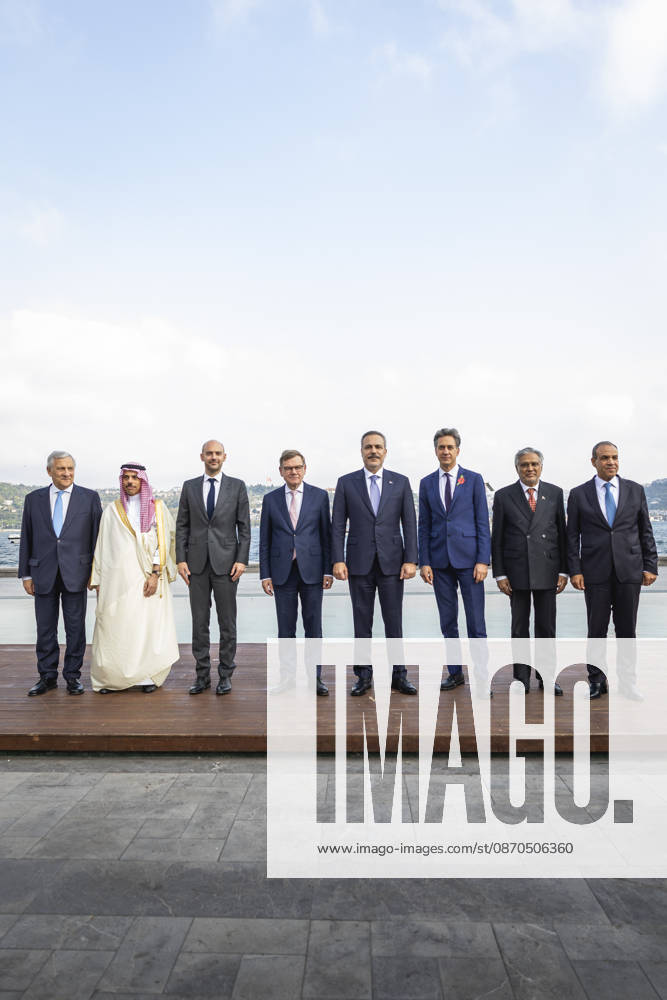 (L-R) Antonio Tajani, Aussenminister von Italien, Prinz Faisal bin Farhan bin Abdullah bin Faisal bin Farhan Al Saud, Aussenminister von Saudi Arabien, Jean-Noel Barrot, Aussenminister von Frankreich, Johann Wadephul, Bundesaussenminister, Hakan Fidan, Aussenminister der Tuerkei, Ed Miliband, Aussenminister von Grossbritannien, Muhammad Ishaq Dar, Aussenminister von Pakistan und Badr Abdelatty, Aussenminister von Aegypten, aufgenommen im Rahmen eines Treffens in Istanbul, 23.10.2026. Fotografiert im Auftrag des Auswaertigen Amtes Istanbul Tuerkei