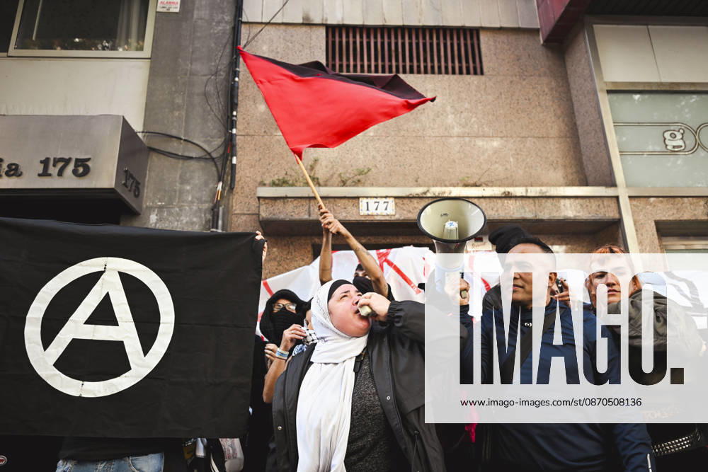 Barcelona, Spain. Demonstrators occupy a building at carrer Calabria 177 in the Eixample neighbourhood during a protest called by the camp for the the right to housing in Plaza Catalunya. Eixample has become one of the many areas unaccesible to citizens with the rising of rental prices in Barcelona. Barcelona Spain - ZUMAm214 20261023_zip_m214_017