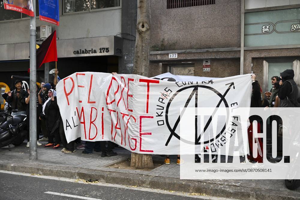 Barcelona, Spain. Demonstrators occupy a building at carrer Calabria 177 in the Eixample neighbourhood during a protest called by the camp for the the right to housing in Plaza Catalunya. Eixample has become one of the many areas unaccesible to citizens with the rising of rental prices in Barcelona. Barcelona Spain - ZUMAm214 20261023_zip_m214_018