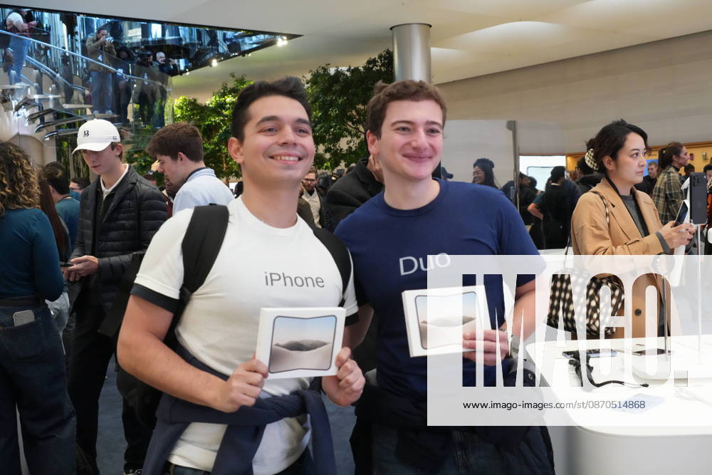 Apple IPhone Duo Launch,.The Apple Store Fifth Avenue, NYC.October 23, 2026 . New York USA - ZUMAms4_ 20261023_faf_ms4_015