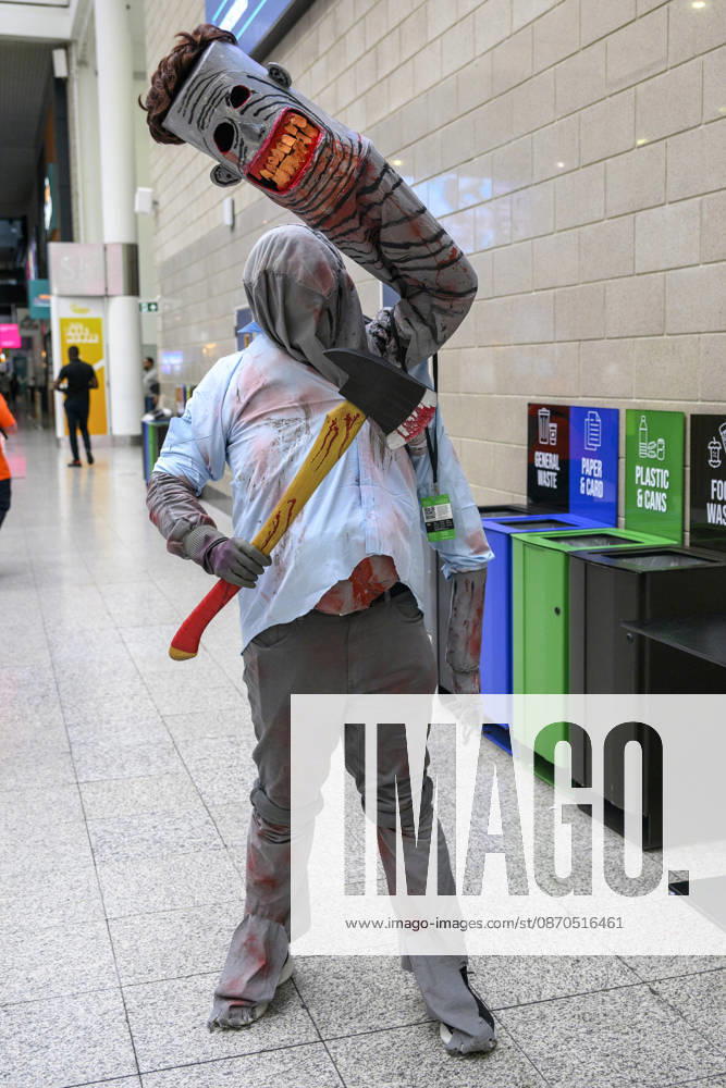 London, UK. Visitors dressed as characters arrive at the London MCM Comic Con held at the Excel venue. The event is the UK s largest pop culture fan convention, celebrating comic books, movies, TV shows, anime, manga, video games, sci-fi, and fantasy. London UK - ZUMAl94_ 20261023_zaf_l94_094