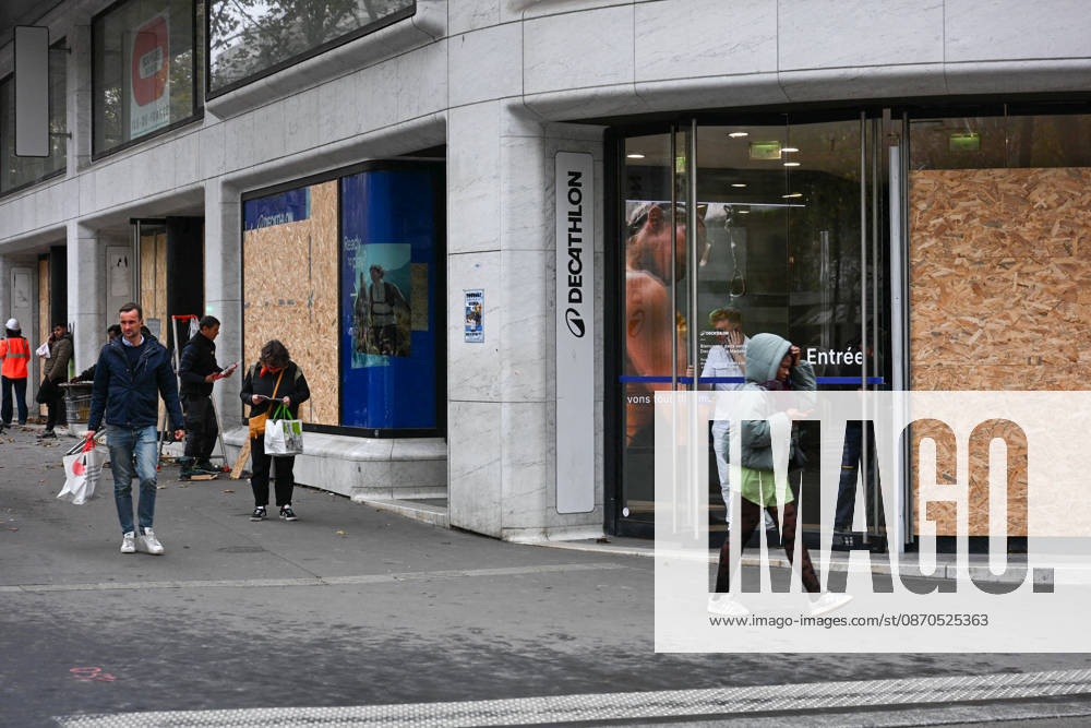 Stores Prepare for Demonstration - Paris Shopkeepers install wooden boards to barricade their shop windows in preparation for demonstration in Paris, France, on October 23, 2026. Photo by Ammar Abd Rabbo ABACAPRESS.COM Paris France