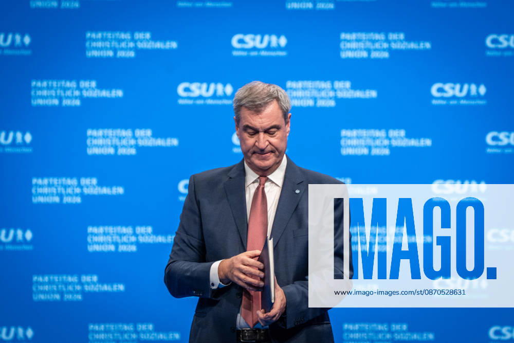Markus Söder, CSU-Parteivorsitzender und Ministerpräsident von Bayern, auf dem Parteitag. mit dem Skript seiner Rede, auf der Bühne, nachdem er seine Rede hielt;Parteitag der CSU in München, München Bayern Deutschland Messegelände München