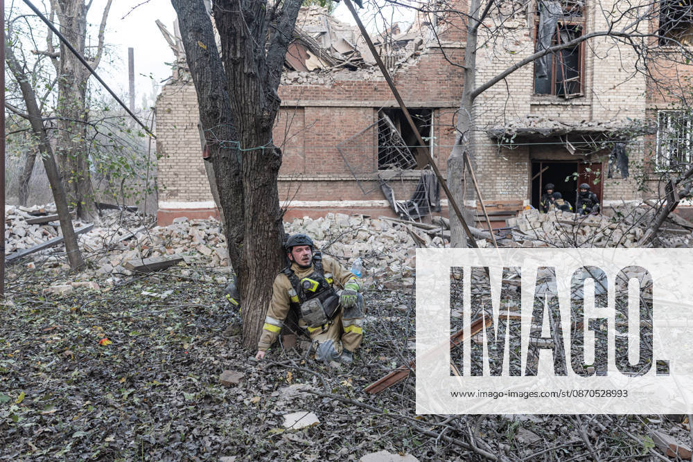 Russian drone attack on a residential building in Kramatorsk KRAMATORSK, UKRAINE - OCTOBER 23: A firefighter takes a break whilst searching for a civilian beneath the rubble following a Russian air strike on a residential building in Kramatorsk, Ukraine, 23 October 2026 Diego Herrera Carcedo Anadolu Kramatorsk Ukraine. Editorial use only. Please get in touch for any other usage.