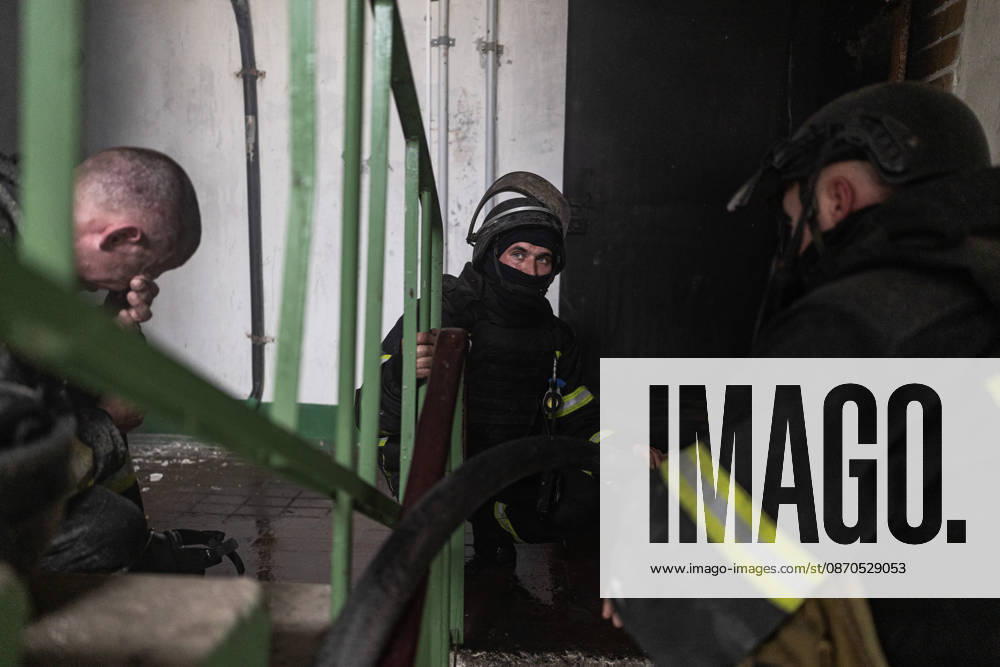 Russian drone attack on a residential building in Kramatorsk KRAMATORSK, UKRAINE - OCTOBER 23: Ukrainian firefighters put out a fire following a Russian drone attack on a residential building in Kramatorsk, Ukraine, 23 October 2026 Diego Herrera Carcedo Anadolu Kramatorsk Ukraine. Editorial use only. Please get in touch for any other usage.