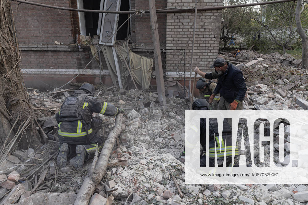 Russian drone attack on a residential building in Kramatorsk KRAMATORSK, UKRAINE - OCTOBER 23: Ukrainian firefighters search through the rubble for a civilian following a Russian air strike on a residential building in Kramatorsk, Ukraine, 23 October 2026 Diego Herrera Carcedo Anadolu Kramatorsk Ukraine. Editorial use only. Please get in touch for any other usage.