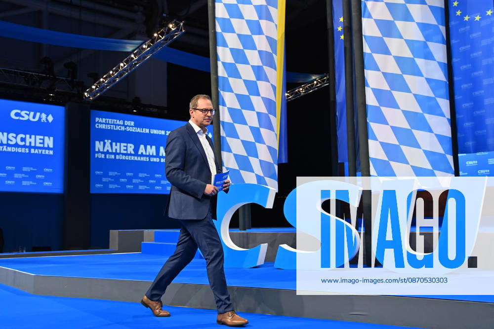 Martin HUBER (Generalsekretaer der CSU) betritt das Podium vor CSU Logo. CSU Parteitag 2026 am 23. und 24.10..2026 MESSE MUENCHEN