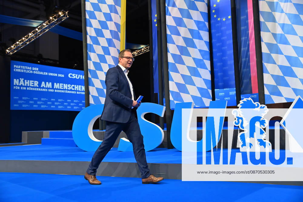 Martin HUBER (Generalsekretaer der CSU) betritt das Podium vor CSU Logo. CSU Parteitag 2026 am 23. und 24.10..2026 MESSE MUENCHEN