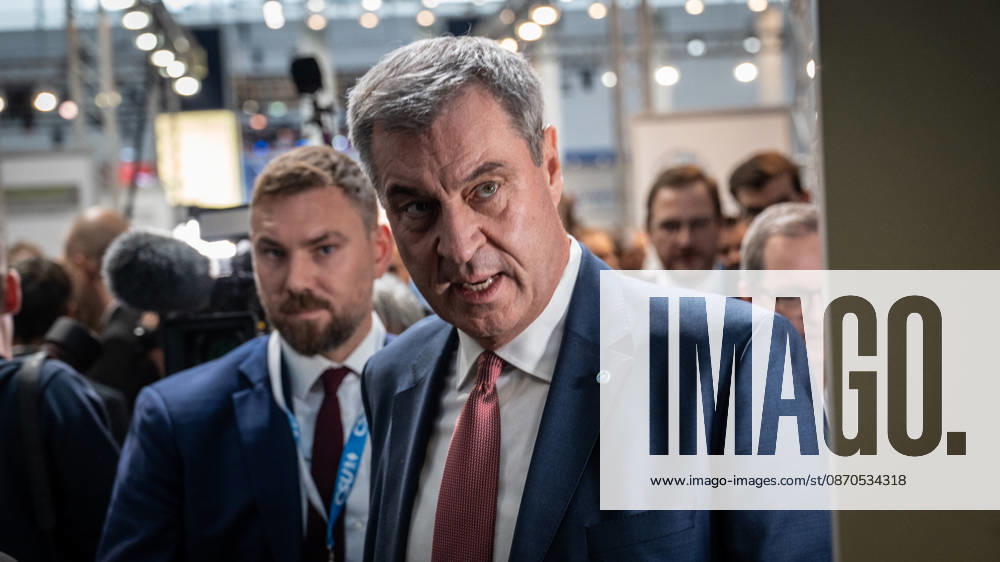 Markus Söder, CSU-Parteivorsitzender und Ministerpräsident von Bayern, auf dem Parteitag - Ankunft in der Messehalle C6;Parteitag der CSU in München, München Bayern Deutschland Messegelände München