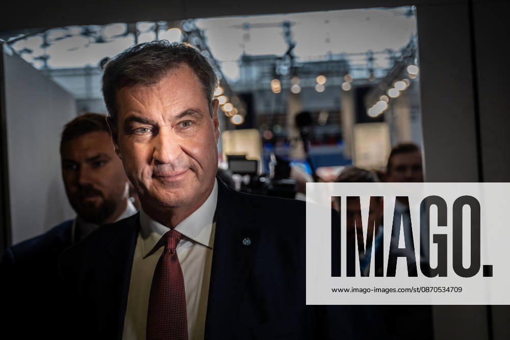 Markus Söder, CSU-Parteivorsitzender und Ministerpräsident von Bayern, auf dem Parteitag - Ankunft in der Messehalle C6;Parteitag der CSU in München, München Bayern Deutschland Messegelände München