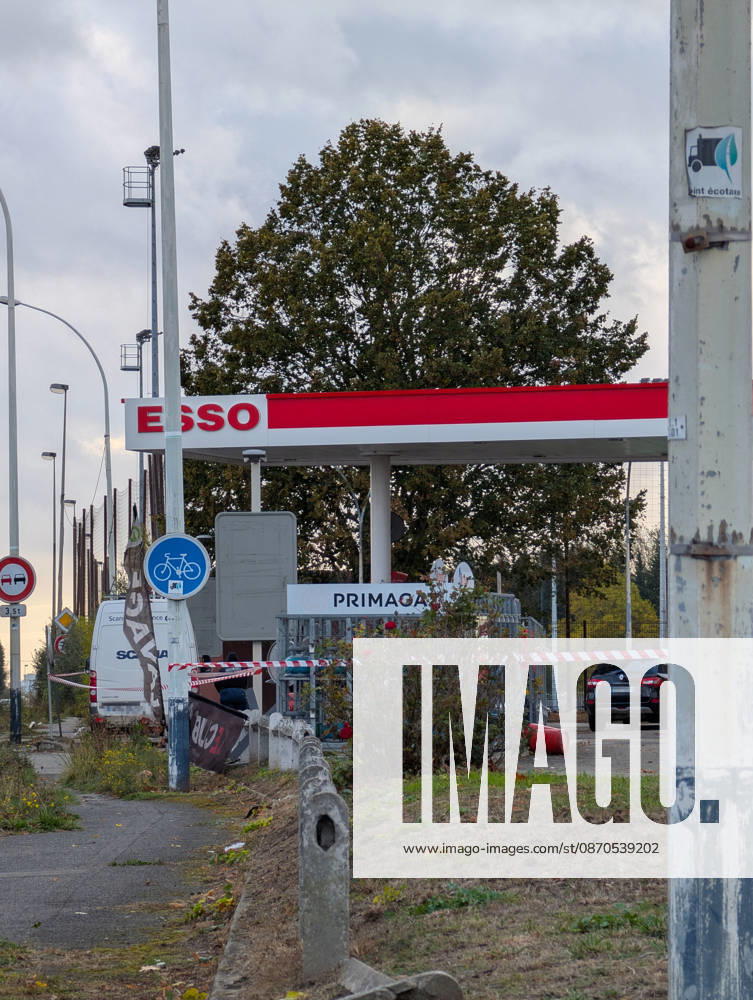 Police Investigate a Suspected Terrorist Shooting in Trappes and La Verrière - France Police officers and forensic experts conduct detailed site investigations at an Esso gas station along the N10 highway following a shooting across Trappes and neighboring La Verrière. The attack left one man dead and four others injured, including a 12-year-old girl who was critically wounded. France s National Anti-Terrorism Prosecutor s Office (PNAT) has opened an investigation after a gunman fired at bystanders from a vehicle before being arrested in nearby Coignières. Trappes, France, October 23, 2026. Photo by ABACAPRESS.COM Trappes Ile-de-France France