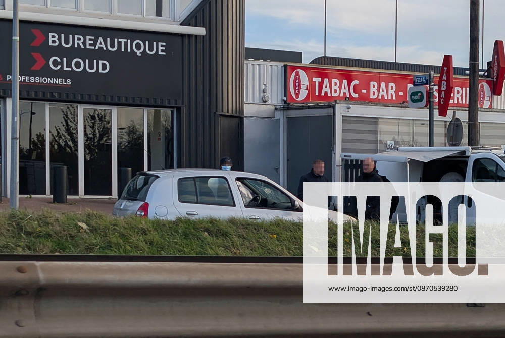 Police Investigate a Suspected Terrorist Shooting in Trappes and La Verrière - France Police officers and forensic experts conduct detailed site investigations at a bar-tabac along the N10 highway following a shooting that originated in Trappes and La Verrière. The attack left one man dead and four others injured, including a critically wounded 12-year-old girl, before the suspect was apprehended in Coignières. France s National Anti-Terrorism Prosecutor s Office (PNAT) is investigating the incident as a terrorist attack. Coignières, France, October 23, 2026. Photo by ABACAPRESS.COM Coignieres Ile-de-France France