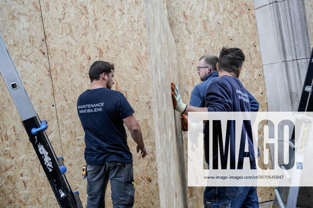 Shopfronts boarded up in Nancy ahead of planned protests NANCY, FRANCE - OCTOBER 23: Workers install protective wooden boards and plywood panels over shopfronts and commercial venues across downtown Nancy, France, on October 23, 2026. Local business owners and municipal authorities reinforced physical security measures ahead of large-scale public demonstrations planned for October 24, seeking to prevent vandalism and structural damage along major commercial corridors. Muhammed Said Tako Anadolu Nancy France. Editorial use only. Please get in touch for any other usage.